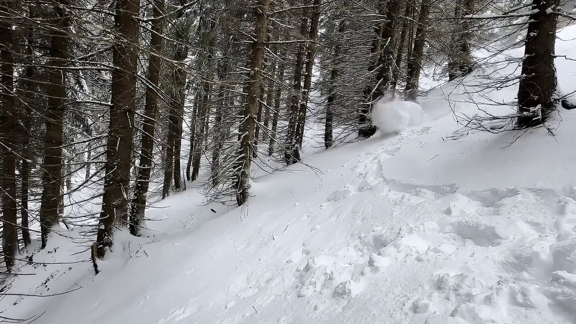 冰天雪地，男人在野外搭建了透明的小屋