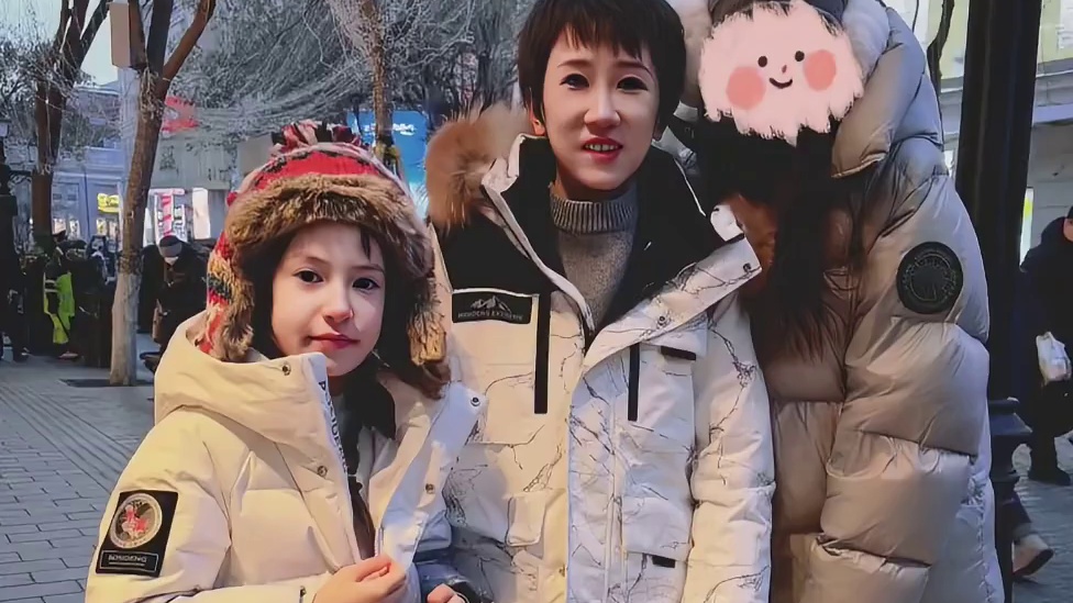 张踩铃一家四口穿着一样的羽绒服也太可爱了