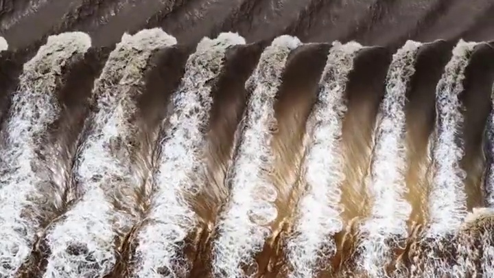 恰逢一年一度观潮节，震撼再现“鱼鳞潮”。似千军万马齐头并进，气势之磅礴，队形之整齐，犹如黑白琴键，在