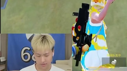 小新乔装路人点自家陪陪，没想到妹妹的实力不简单#只玩喷子的小新 #和平精英吃鸡四排节  #和平精英吃