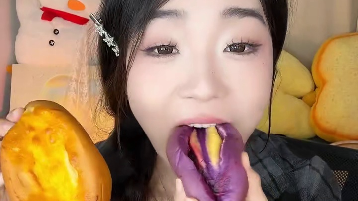 蓝莓和岩烧两个口味！面包里是嫩嫩的蛋挞心 不甜腻好好吃哦