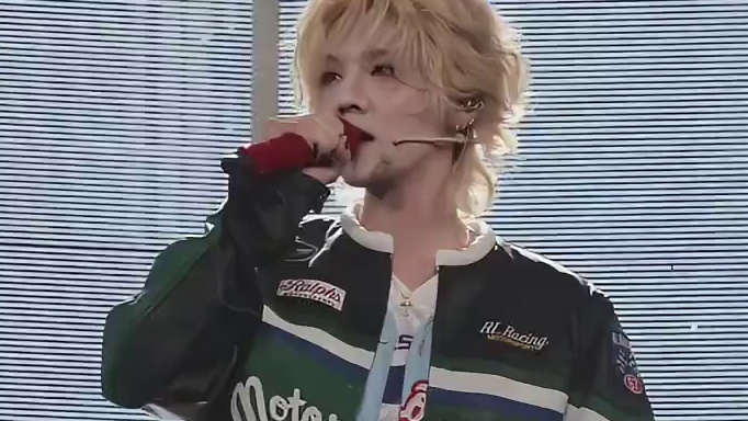 鹿晗险些掉入升降台，看着真的太惊险了