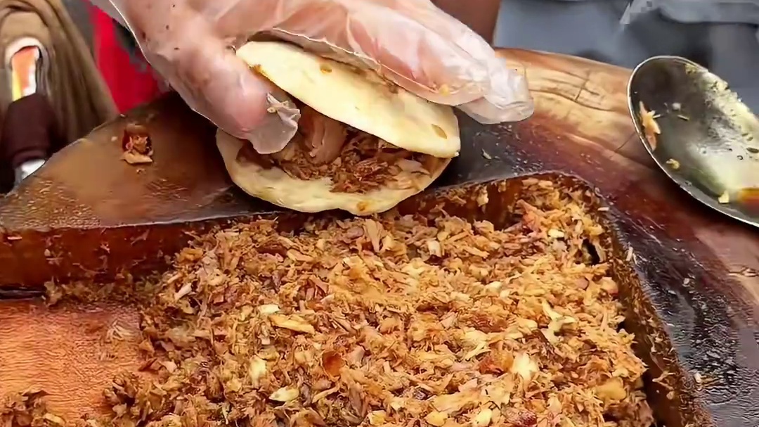 武汉街边8块的肉夹馍，份量真的吼感人！