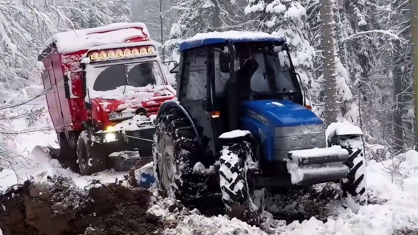 “夫妻开着房车在暴风雪天气下露营，解压的雪天保你看完美美进入梦乡~”
