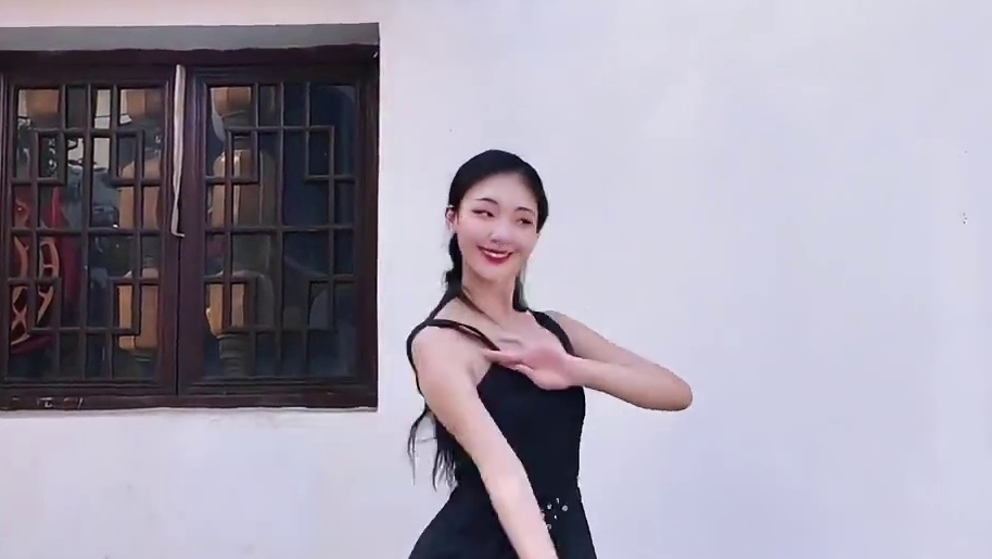 “高楼上听一曲琵琶，就嫌暗哑仍念她”