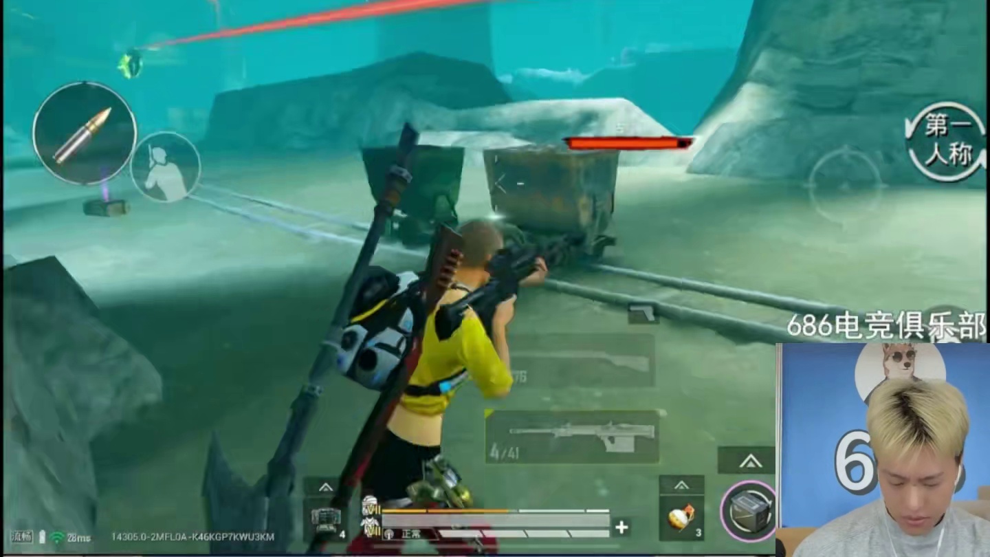 刚遇到粉丝来认亲,不料被机甲搅局,没想到机甲这么顽皮#和平精英吃鸡四排节 #和平地铁周末铁一把 #地