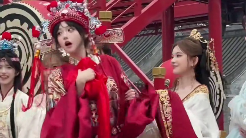 “别过茫茫万里霞，一生众里只寻她”