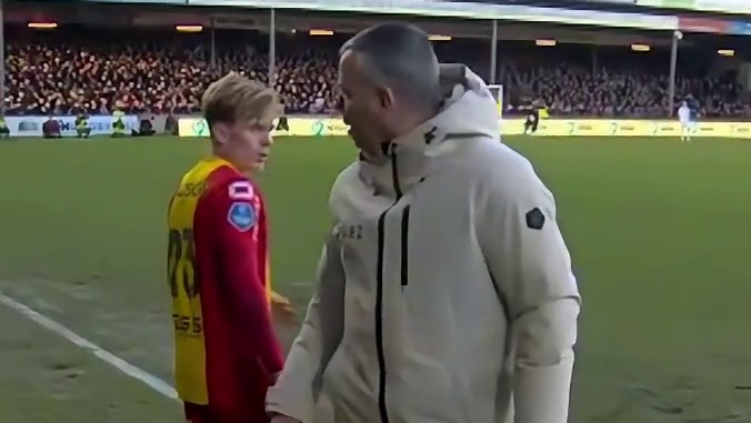 助理教练失误导致核心球员被换下#足球