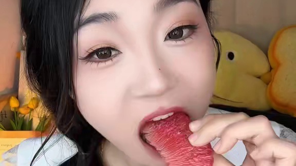 三红柚好好吃啊！柚子皮一点都不厚，主要是汁水嘎嘎多#应季水果 #一口下去超满足又解馋 #三红柚