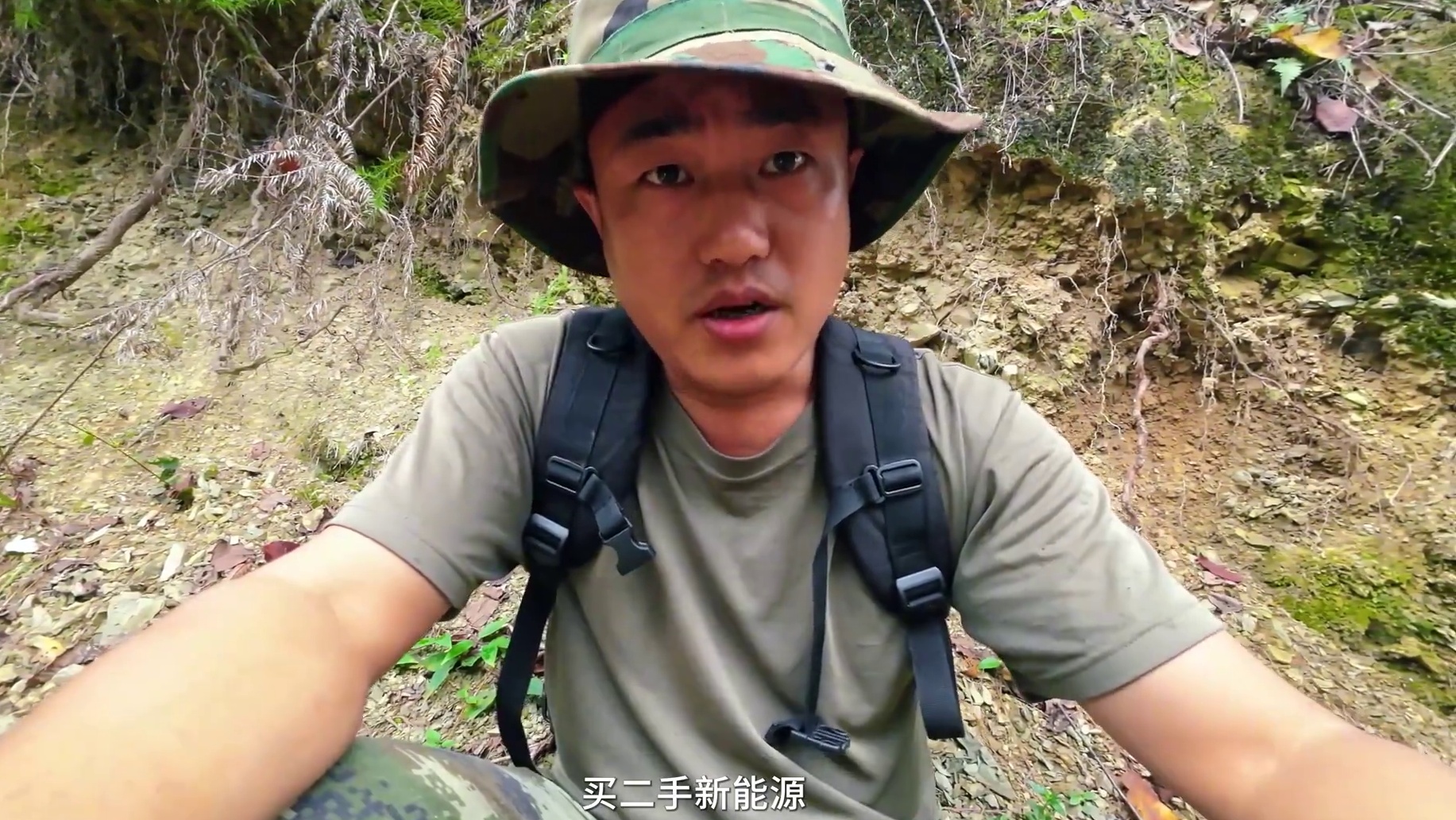 极限穿越迷失森林（4） 穿越峡谷惊现巨蛇踪迹，暴雨来袭露营清炖鸡汤#野外生存 #荒野求生#穿越  #