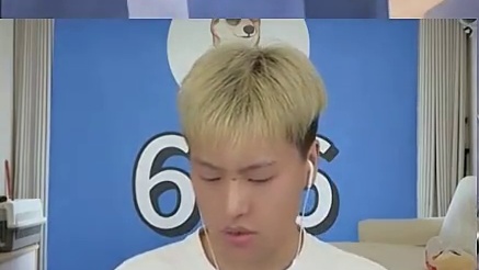 得知这个轮胎可以藏人，小新打算躲在这里面偷袭小夜#只玩喷子的小新 #和平精英吃鸡四排节 #和平地铁周