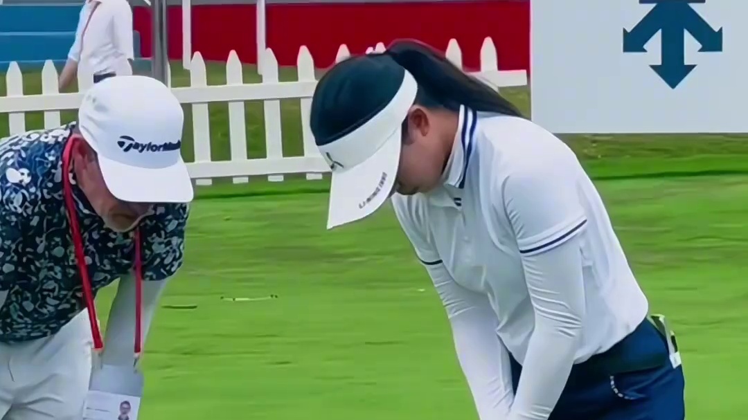 刘国梁陪女儿备战高尔夫比赛，脸上厚厚的防晒霜就是父爱最好的证明#刘国梁