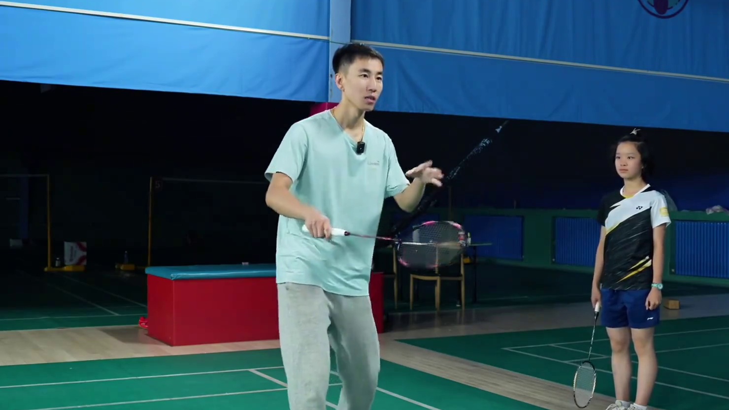 被动高远 别说这样容易抡大臂，不这样偷出来时间抢架拍位置也是个输，真被动就没时间侧身，没时间架拍，没