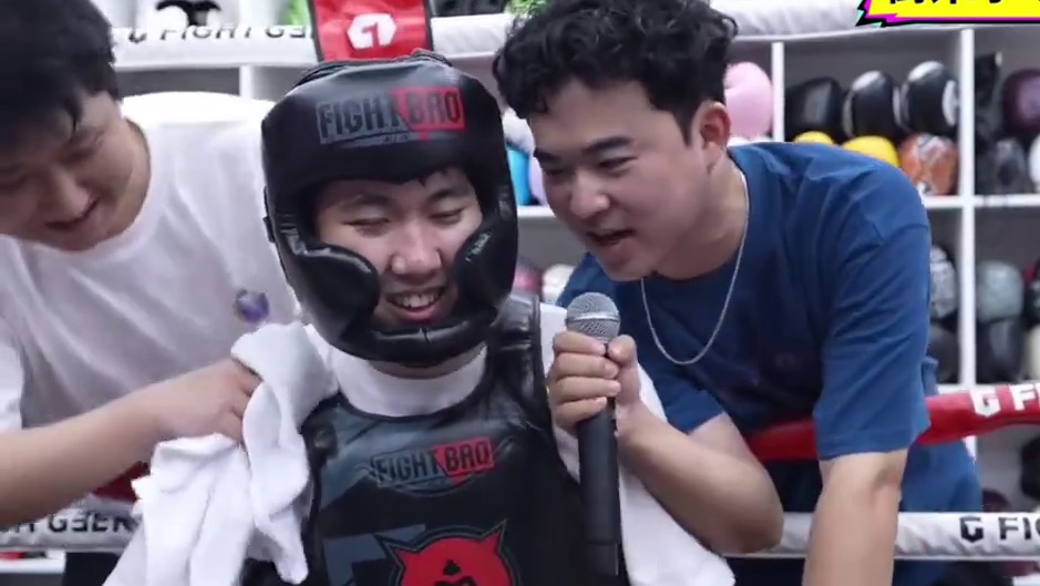 那年18，拳打超哥 #云顶之弈 #云顶魔术师红莲 #神超 #拳击 #云巅冲刺营