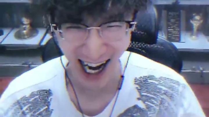 直播间蔡橘互殴！上演蔡王绕柱！