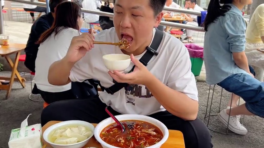 冒烤鸭不是冒菜加烤鸭，用白味锅拿起冒的才叫冒烤鸭，不加辣椒，只有简单的调味