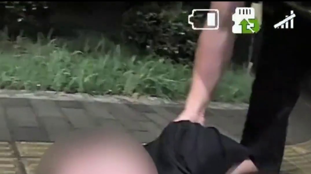 醉酒男子雨夜街头酣睡 ️ 交警刚把男子扶上警车，男子拒绝：我绝不开车！ ‍♂️✅ 