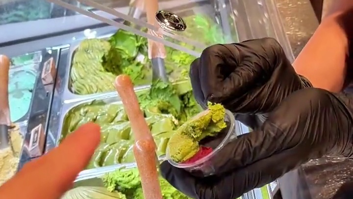 店员说：我是第一个把12个口味吃了一遍 #gelato#冰淇淋#好朋友兼职#塑料朋友#试吃