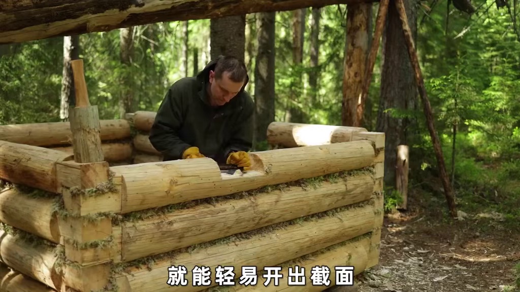 男人在野外居住45天，搭建出榫卯结构小屋，不但好看还结实