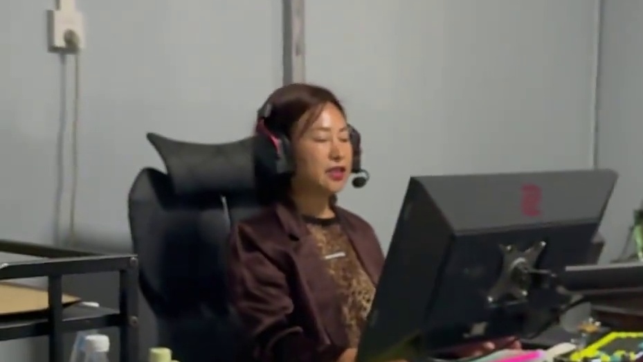 八姐是个小气鬼，算了，八姐长命百岁