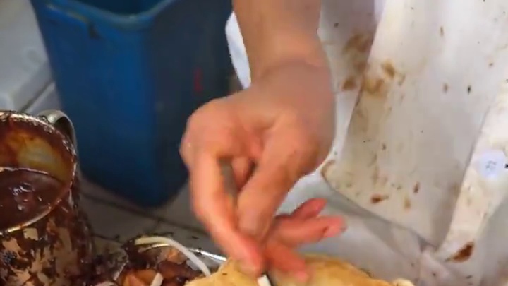 武汉街头12一个的全家福卤肉大饼！料多到溢出‼️#寻味烟火气 #需要大声安利的烟火气美食 #交出你的