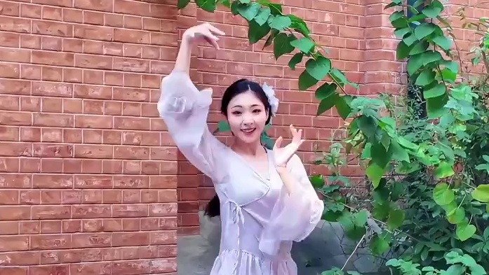 “梦中人若翩翩，宛如星云遮蔽月～” #镜中花 #古典舞 #国风古韵 #舞蹈翻跳