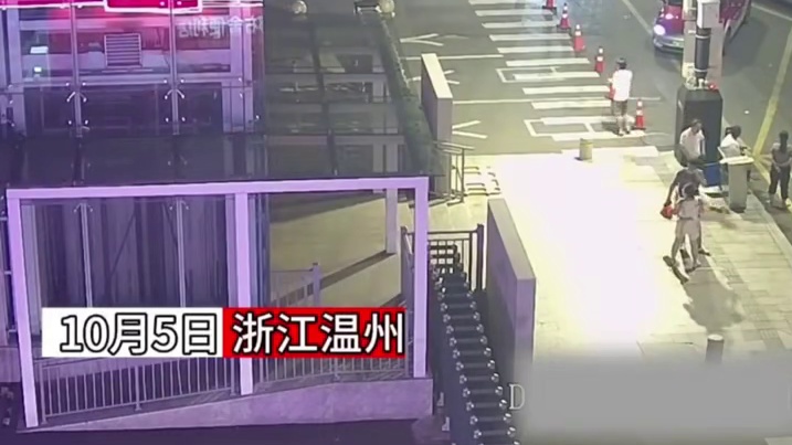 小孩突发痉挛 交警一路疾驰护送送医