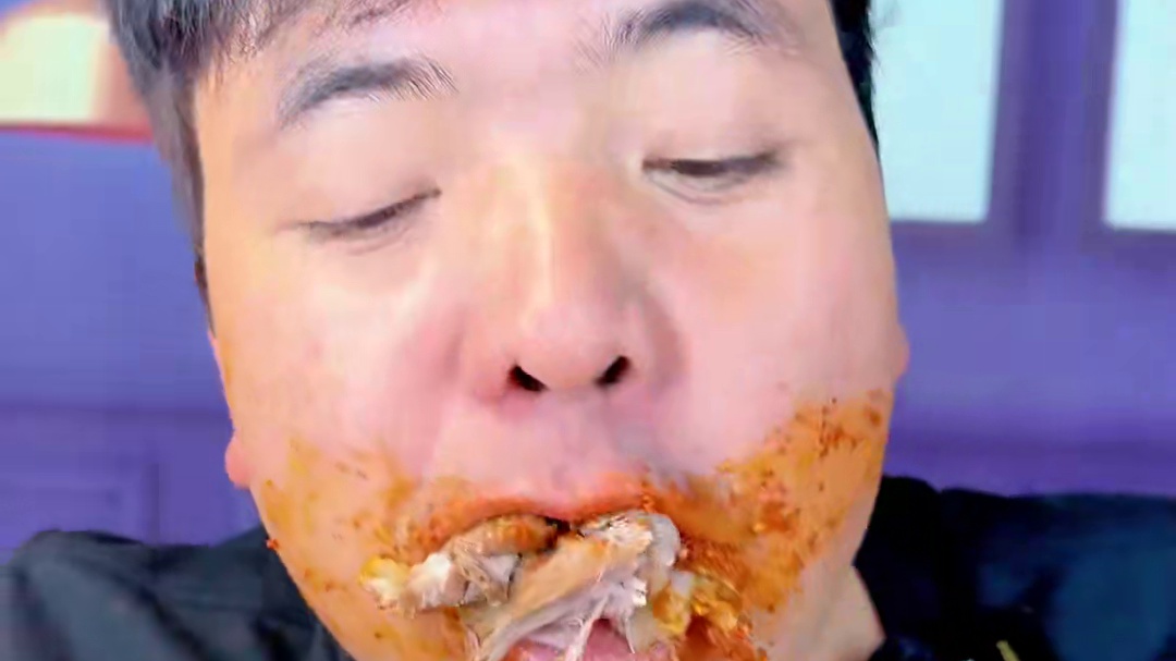 烤羊腿 好久没吃烤羊腿了，今天做了一个爆辣的烤羊腿，羊肉味足再加上馒口香椒盐，吃起来那叫一个过瘾#爆