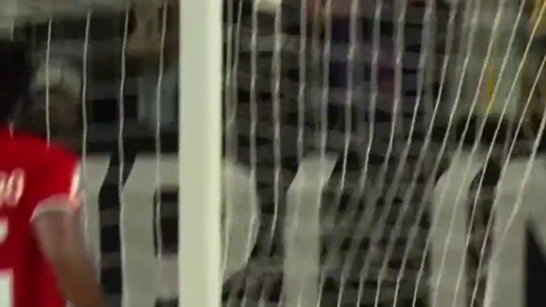 这球直接射入了一个死角