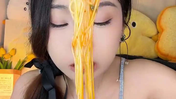 我觉得冲泡版本真的跟我点外卖一个味啊！！！！它里面是蒜苗包，老香了#灵魂宵夜 #兰州拉面 #速食美食