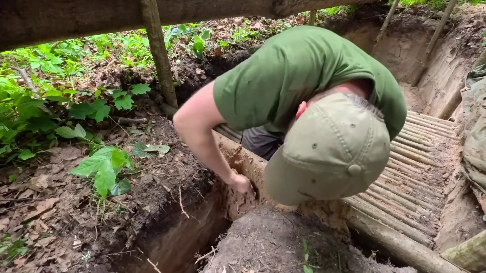 男人因为被大树绊倒，直接将其改造成带炕庇护所