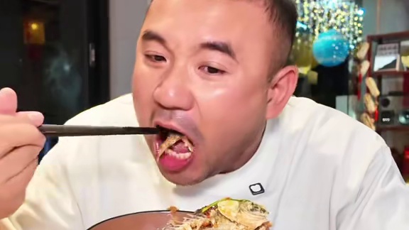 佛山吃四川盐帮菜，葱葱鲫鱼，鲜锅兔，都没有火爆双脆拌饭好吃