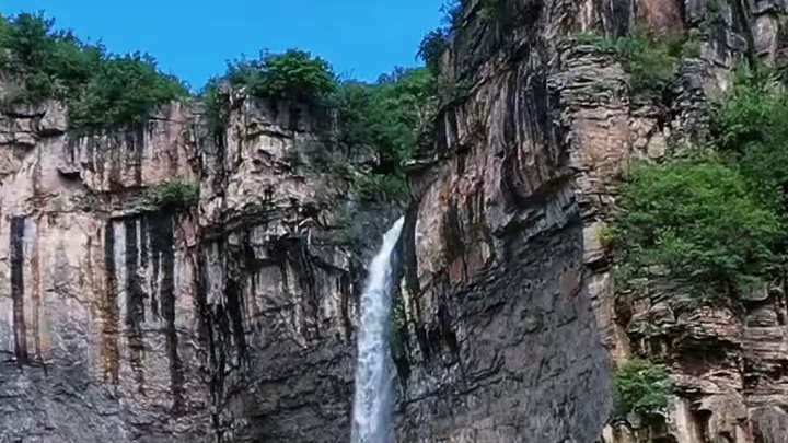 水沾瀑布群 连续数日的降雨后，山西盂县仙人乡水沾村再现壮观的瀑布群，这是连续两年干旱断流后的首次恢复