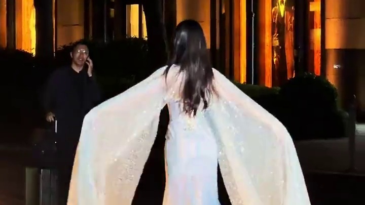 18岁顶级名媛完美诠释什么叫神颜，路过的大哥眼睛都快看直了#优雅气质 #高级感 #美女 #好身材好气