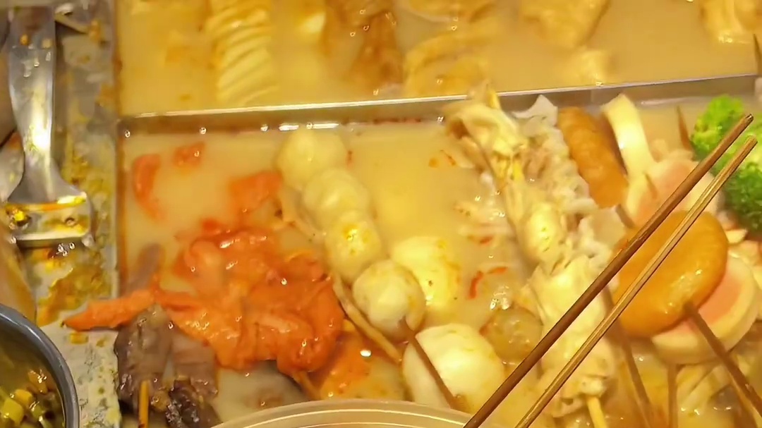 谁能拒绝路边这种麻辣烫串串啊！又麻又辣 真的太好吃了！！