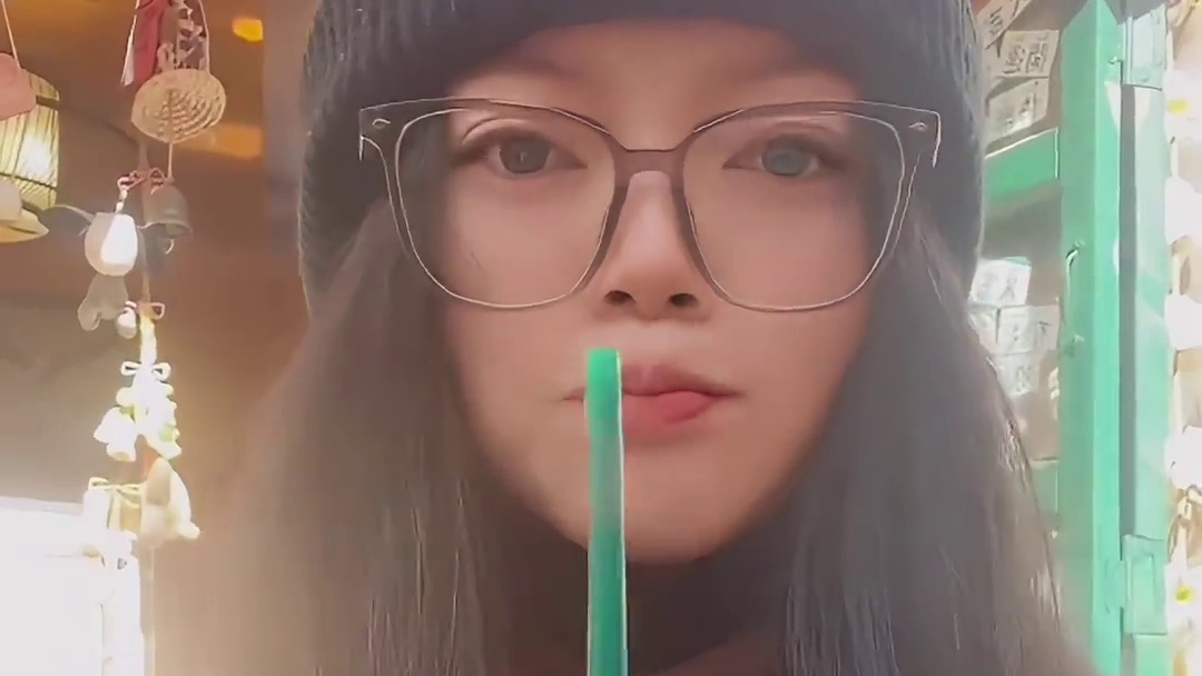 在云南丽江有什么比找一间美丽的小店  点一杯奶茶边喝边欣赏蓝天更惬意