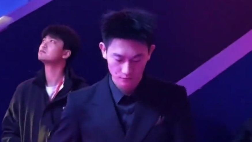 感谢生我养我的父母 感谢一路支持我陪伴我的粉丝朋友们 感谢我的品牌方对我的支持 我一定更加努力前行 做好自己