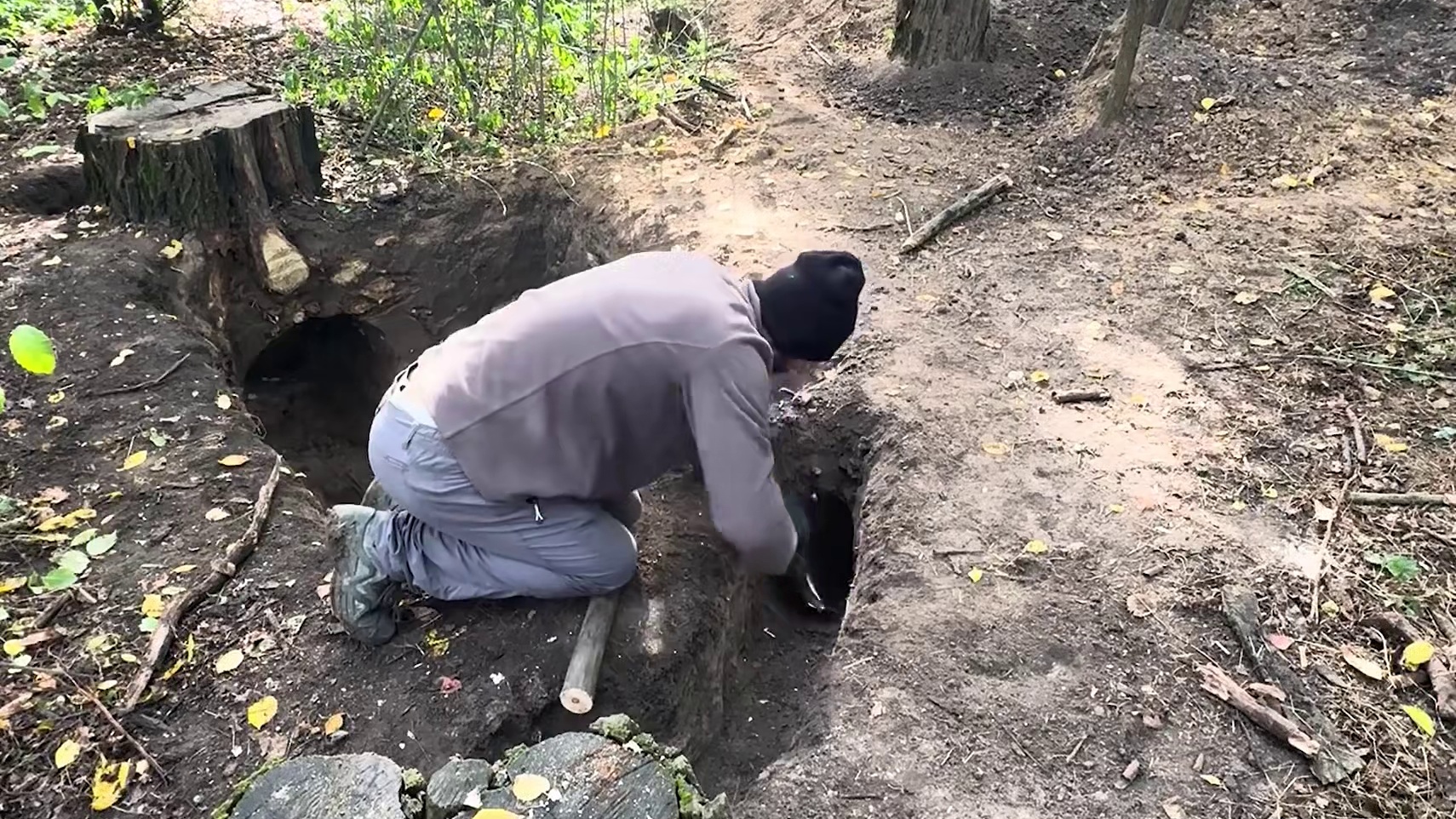 男人将庇护所搭建于地表之下2米深