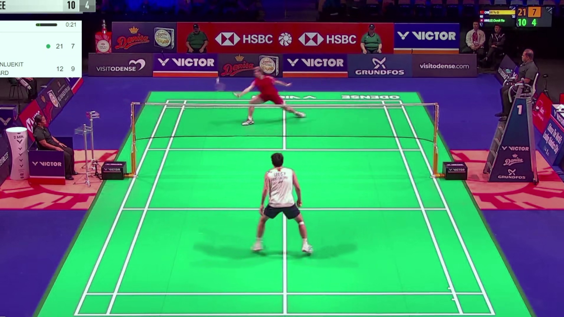 石宇奇多次化解李卓耀的进攻，抓住机会展开反击，轻松晋级16强