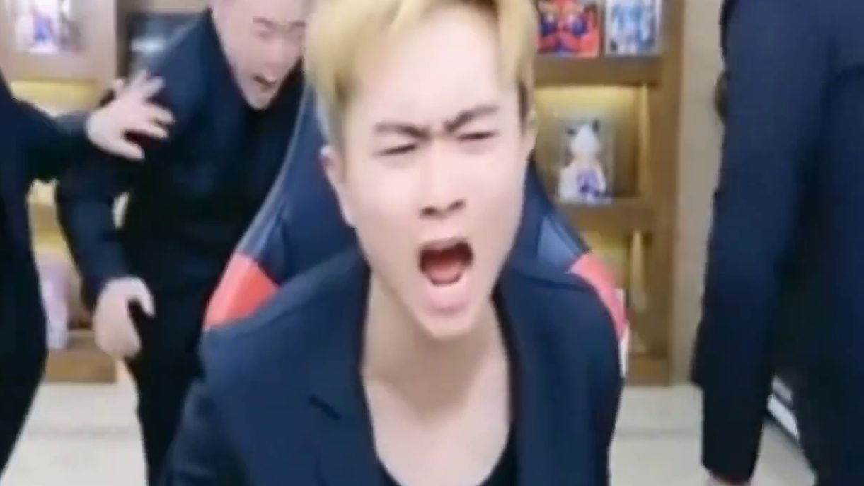 怎么感觉背身凉飕飕的#穿越火线 #游戏 #cf绿豆 #搞笑