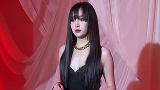 關(guān)曉彤的身材很火辣，但她很介意自己的胸部不夠大