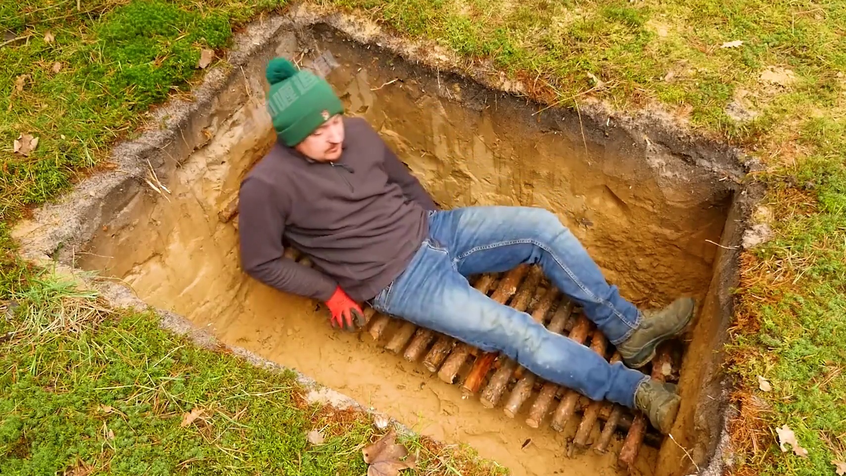 男人在地下建造安全隐蔽的地下堡垒，保管带一个师来都找不到#荒野建造 #真实户外  #庇护所建造 #解