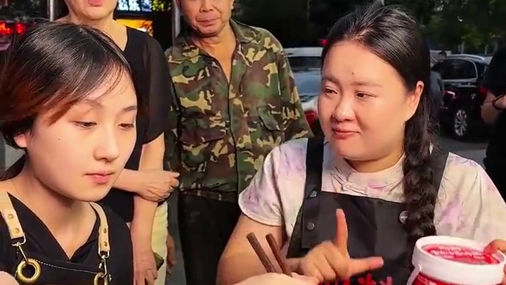 温柔美女挑战10碗面，居然一口就一两！