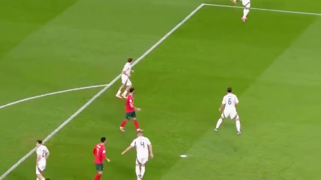 C罗在进球前的观察和走位