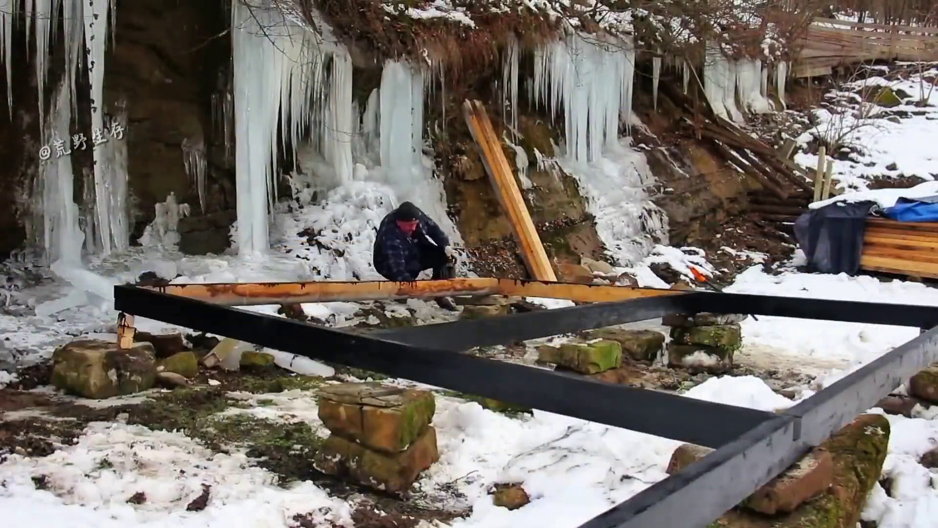 男人砍光整片森林，在荒野打造一座气派的双层木屋别墅！
