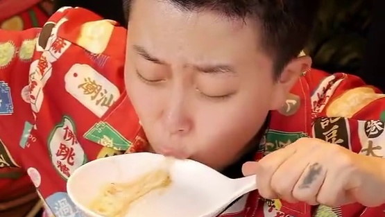 牛油火锅汤底煮米线，麻辣过瘾根本停不下！！#米线 #嗦粉 #谁懂这一口的好吃程度 #吃货日常