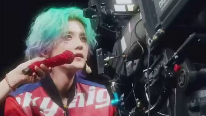 鹿晗自己摇镜头看粉丝