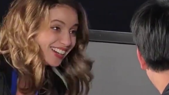 无人的角落shad0w正在用英文，和欧洲美女主持人谈笑风生！