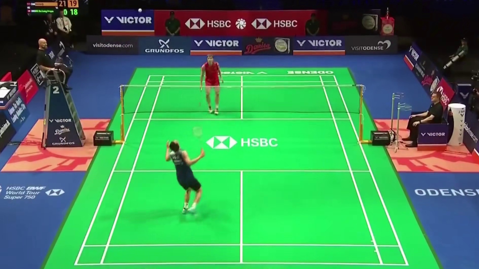 次局伍家朗建立领先优势，石宇奇将比分追至20-20平，连得2分，以21-18逆转取胜