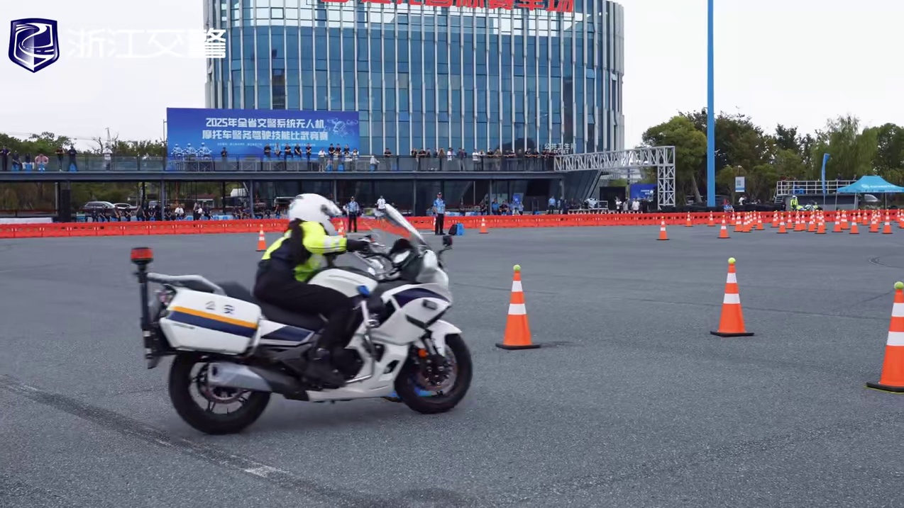 风驰电掣间，她们以热血诠释；巾帼无畏，拼尽全力即荣光。